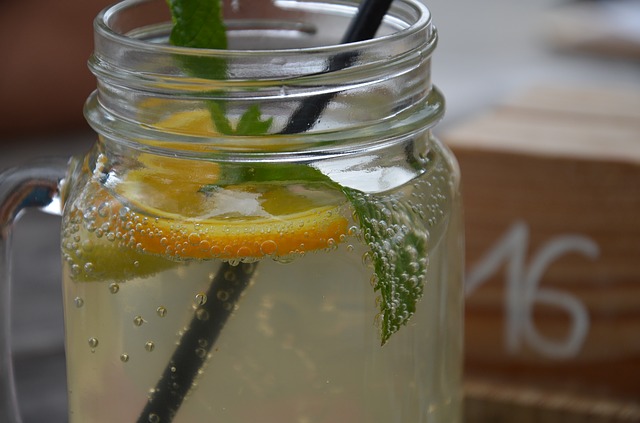 Glas mit selbstgemachter Limonade
